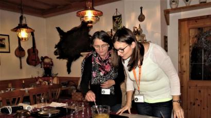 Bild: ubb
Johanna Zettl (links) und Anja Stock zeigten sehr anschaulich, wie eine fein duftende Creme per Handarbeit hergestellt werden kann.