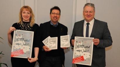 Bild: Christine Hollederer
Regina Wolfohr, Markus Lommer und Landrat Richard Reisinger (von links) stellen den neuen Kalender vor.