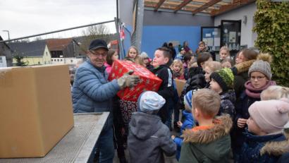 Bild: fz
Weihnachtspakete für Rumänien schleppten die Kinder zum Johanniter-Weihnachtstruck.