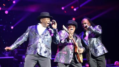 Bild: Tobias Schwarzmeier
„Earth, Wind & Fire“-Songschreiber Al McKay (Mitte) sorgt mit seinen Mitstreitern für den groovigen Teil des Abends.