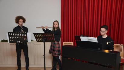 Bild: dob
Vincent Poschenrieder, Johanna Nickl und David Kirschsieper (von links nach rechts) verschönten in diesem Jahr die Adventfeier der BRK-Gemeinschaft im Pfarrheim musikalisch.