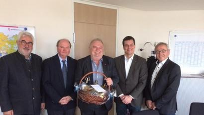 Bild: Bühner
Der neue Vorsitzende des Beirats des Jobcenters Weiden-Neustadt: Dr. Wolfgang Weber (Zweiter von links) zusammen mit dem bisherigen Vorsitzenden Helmut Fiedler (Dritter von links), den Vorstandsmitglieder Rupert Troppmann und Florian Rieder (Erster und Vierter von links) sowie Jobcenter Geschäftsführer Peter Witt.