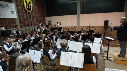 Bild: ct
Die Werkvolkkapelle Schlicht begeistert, dirigiert von Sabine Kredler (rechts), bei ihrem vorweihnachtlichen Benefizkonzert die Zuhörer.