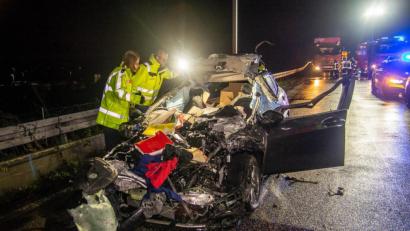 Bild: Gilgenheimb/Wiesbaden112.de/dpa
Hier kam jede Hilfe zu spät: Der Fahrer dieses Wagens war auf der A3 auf einen stehenden Lastwagen aufgefahren und noch am Unfallort gestorben.
