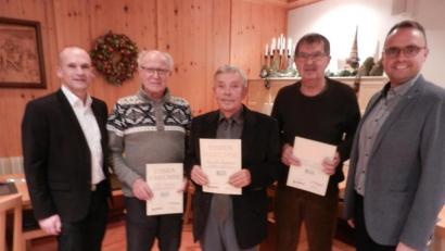 Bild: nn
Der Kreisvorsitzende des Bayerischen Lehrerinnen- und Lehrerverbands Uwe Prösl (links) und stellvertretender Bezirksvorsitzender Manuel Sennert (rechts) überreichen Heinz Achenbach, Siegfried Rupprecht und Rudi Lang (von links) für ihre langjährige Treue zum Verband eine Urkunde.