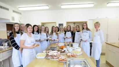 Bild: jzk
Fachlehrerin Kathrin Kohl (rechts) erklärte den Zehntklässlerinnen, was sie bei der Zubereitung eines 3-Gänge-Menüs alles beachten müssen.