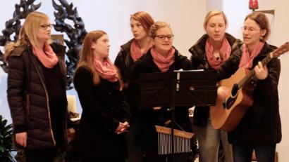 Bild: wlr
"Harmony Sounds" sind eine Gruppe junger Frauen, die sich gefunden haben um zu singen, weil es ihnen unwahrscheinlich viel Spaß macht mit ihren Liedern zu begeistern.