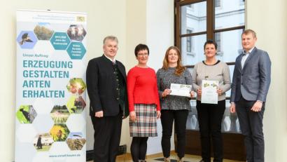 Bild: Tobias Hase, StMELF/exb
Amtschef Hubert Bittlmayer überreichte der Tirschenreuther Abordnung einen Bronzepreis. Von links Bittlmayer, Schulleiterin Doris Eckl, die Semestersprecherinnen Nadia Stumpf und Brigitte Breusch-Veittinger sowie Pflanzenbaulehrkraft Johannes Schrems.