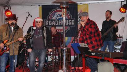 Bild: nib
rockweihnacht
Racer Roadhouse rockten den Dorfplatz in Wolfring bei der Rockweihnacht