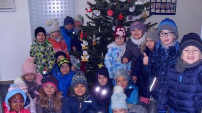 Bild: rpp
Lauter Engel, Nikoläuse und Sterne kann man in der Raiffeisenbank Kastl bewundern. Denn die Vorschulkinder des Kinderhauses hatten den Weihnachtsbaum mit selbstgebastelten Figuren geschmückt.