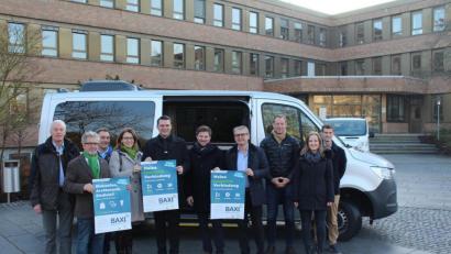Bild: exb/Hans Prechtl
Einstieg zur ersten Fahrt (von links): Arnold Kimmerl (stellvertretender Landrat), Rudi Sommer (Kreisrat), Stephan Scholz (Linienbetreiber), Martina Englhardt-Kopf (Kreisrätin), Landrat Thomas Ebeling, Peter Neumeier (Kreisrat), Martin Scharf (Kreisrat), Christian Meyer (Büro für Wirtschaftsförderung und Kreisentwicklung), Veronika Kiener (Regionalmanagement) und Dominik Hauser (ÖPNV-Beauftragter) testen das neue BAXI-Rufbussystem.
(Hans Prechtl, Landratsamt Schwandorf)