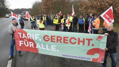 Bild: Petra Hartl
Rund 50 Zivilbeschäftigte der US-Armee kamen am Mittwochmittag zur aktiven Mittagspause mit Kundgebung an der Zufahrtsstraße zum Vilsecker Südlager, zu der die Gewerkschaft Verdi aufgerufen hatte.