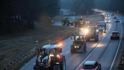 Bild: Wolfgang Steinbacher
Eine lange Schlange an Traktoren hat sich am Mittwochnachmittag über die B85 bei Schafhof gezogen. Die Landwirte protestieren, dass sie in der Politik nicht gehört werden.
