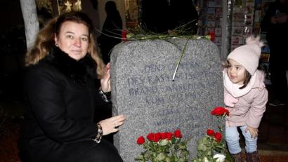 Bild: Hirsch
Leyla Kellecioglu legte gemeinsam mit ihrer Enkelin Nisanur Blumen am Gedenkstein zur Erinnerung an ihre Familie nieder, die vor 31 Jahren beim Brandanschlag auf das Habermeier-Haus ums Leben kam.