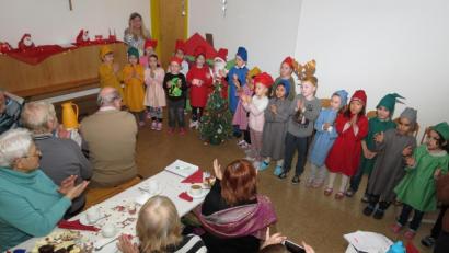 Bild: Dobmeier
„Lasst uns froh und munter sein“, lautet das Lied, zu dem die Kinder vom AWO-Spatzennest die Senioren zum Mitklatschen begeisterten.