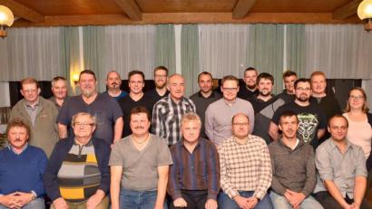 Bild: fjo
An die Spitze der "Wählerliste Pfrentsch" wählten die Kandidaten die beiden amtierenden Markträte, Georg Kleber (sitzend, Mitte) und Thomas Müller (rechts daneben).