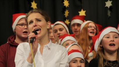 Bild: Schönberger, Ferdinand [fsb]
Stefanie Franz singt mit dem Projektchor der Lobkowitz-Realschule beim Weihnachtskonzert der Schule.