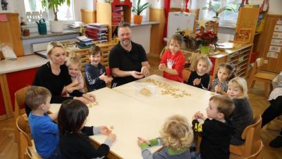 Bild: njn
Gemeinsam wurden mit Stadthallenwirt Michael die Vanillekipferl geformt, bevor sie in den Backofen wanderten.