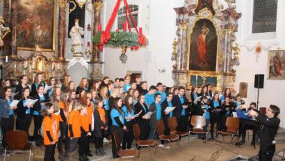 Bild: lg
"Star Carol" trugen der OGO-Chor und der Unterstufenchor gemeinsam unter der Leitung von Andreas Lehmann und mit der musikalischen Begleitung von Andrea Schneeberger im Altarraum vor.