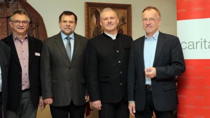 Bild: Wolfgang Steinbacher
Die Zeit der ehrenamtlichen Entscheidungsträger beim Caritas-Kreisverband Amberg-Sulzbach ist bald vorbei. Zum 1. Januar nimmt der neue hauptamtliche Vorstand seine Arbeit auf (von links): Wolfgang Schmalzbauer, Wolfgang Rattai, Günter Koller, Richard Sellmeyer und Wolfram Strack.