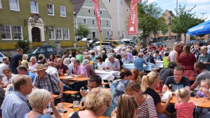Bild: bö
Richtungsweisend für die Entwicklung des Ortskernes in Hohenburg war die Eröffnung des Marktladens im Juli. "Ein erster Schritt für die Weiterentwicklung unsere Heimatgemeinde", urteilte Bürgermeister Florian Junkes.