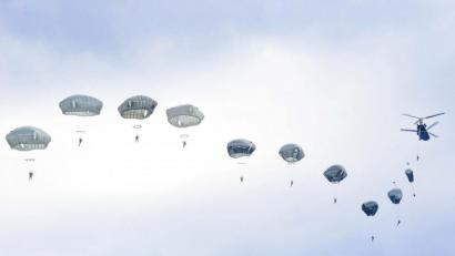 Bild: Sgt. HENRY VILLARAMA
Ein schönes Bild hoch über Grafenwöhr: Fallschirmspringer der 173. Luftlandebrigade der US-Armee verlassen einen Helikopter.