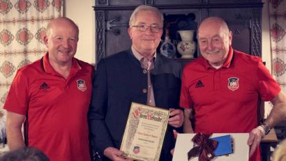 Bild: exb
Strahlende Gesichter bei der DJK Falkenberg: Das Bild zeigt von links DJK-Vorsitzenden Hubert Mark, Jubilar Robert Bauer und Förderkreisvorsitzenden Albert Üblacker.