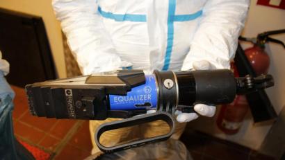 Bild: ca
Tatwerkzeug Rettungsspreizer. Der Hauptangeklagte hatte immer zwei Modelle dabei, einen kleinen, einen großen, die er nacheinander ansetzte.