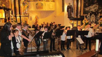 Bild: is
Was die Musiker des Nachwuchs-Blasorchesters schon alles können, zeigen sie beim Weihnachtskonzert der Musikschule im Vierstädtedreieck.