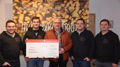 Bild: fla
500 Euro spenden die "Hulzstoussboum" Jonas Kraus, Julian Bauer (von links), Valentin Reil und Andreas Holfelner (von rechts) an die Kinderkrebshilfe. Vorstand Herbert Putzer (mitte) bedankt sich herzlich dafür.