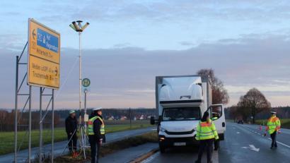 Bild: sfo
Die Beamten bei der Fahrzeugkontrolle auf der B15 Richtung Mitterteich.
