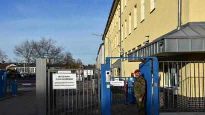 Bild: Mario Höning
Oberstabsfeldwebel Thomas Eichinger am Tor zur Kaserne in Weiden