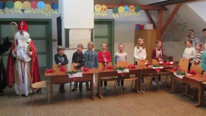 Bild: Grundschule Friedenfels/exb
Bei seinem Besuch in der Grundschule verteilte der Nikolaus auch Geschenke.