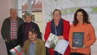Bild: ow
Momentan besucht die Schriftstellerin Gabriele Kiesl (Zweite von rechts) mit der Verlagsrepräsentantin Manuela Bonfissuto (rechts) vom Battenberg Gietl Verlag die Orte, die in ihrem neuesten Buch „Mystische Burgen in der Oberpfalz“ die Grundlage für ihre geheimnisvollen Geschichten bilden. Bürgermeister Wolfgang Haberberger (Mitte), die Vorsitzende des Fördervereins Käthe Pühl (zweite von links) und der Hobbyheimatforscher Georg Miedel (links) waren begeistert, dass der Neustädter Vulkanberg als eines der mystischen Wahrzeichen der Oberpfalz mit einer Geschichte im Buch verewigt wurde.