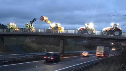 Bild: Martin Hecht/exb
Auch Landwirte aus dem Raum Lengenfeld bei Waldershof machten sich auf den Weg und positionierten sich über der A93 bei Lengenfeld.