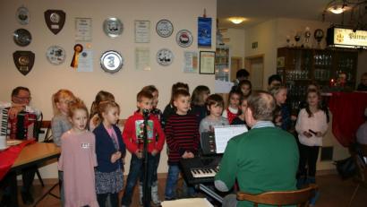 Bild: gpa
Herzerfrischend ist der Gesang aller Kinder, die unbeschwert unter der Leitung von Joachim Steppert viele weihnachtliche Lieder singen und dafür großen Beifall der vielen Senioren ernten.