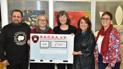 Bild: hcz
Über die Spende des B.A.C.A.A.-Vertreters Peter Sirtl freuen sich Ulrike Weber, Elisabeth Scherb, Sema Tasali-Stoll und Anke Reiß von "Dornrose".