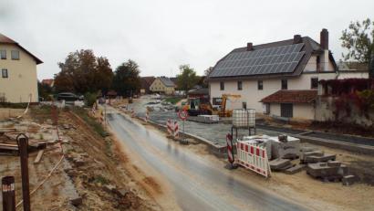 Bild: e
Viel Geduld mussten die Bürger wegen der Arbeiten am Dorfplatz aufbringen. Mittlerweile geht es zügig voran.