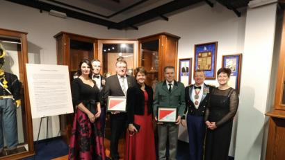 Bild: Stefanie Gradl
Sarah Burke und Command Sergeant Major Michael Burke, Bürgermeister Hans-Martin Schertl mit Frau Gerlinde, Leitender Forstdirektor Ulrich Maushake und Colonel Thomas Hough mit Frau Addie (von links) bei der Übergabe des Ehren-Awards im Reed Museum des Vilsecker Südlagers.