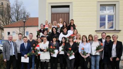 Bild: njn
Erfolgreich schlossen die 24 Praxisanleiter ihren Kurs ab. Mit auf dem Bild (von rechts) die beiden Schulleiterinnen Claudia Wolf und Hannelore Doleschal sowie Trägervereinsvorsitzender Johannes Reger (links) und Lehrer Matthias Dumler.