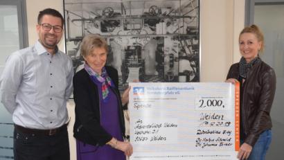 Bild: Kunz
Dr. Renate Freuding-Spintler freut sich über eine 2000-Euro-Spende aus der Gemeinschaftspraxis von Dr. Markus Schmid und Dr. Johannes Ermer.