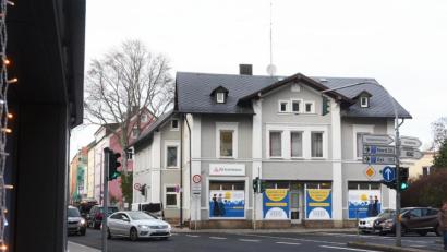 Bild: Gabi Schönberger
Noch sind die Schaufenster verklebt, doch schon Anfang Januar sollen Shisha-Pfeifen und Zubehör dort die Auslage bestimmen, wo bis vergangenen März Snowboard- und Skaterklamotten die Kunden lockten. Die Grundler-Architekten im ersten Stock bleiben im Gebäude von Otto Strobel weiterhin Mieter.