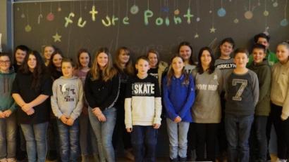 Bild: weu
Rektor Werner Winderl gratulierte zusammen mit Polizeichef Robert Feuerer (von rechts) den neuen Schüler- und Buslotsen zur Einführung ins Amt. Auch Hans Kiesl (von links) und Karlheinz Senft wünschten alles Gute für die Einsätze und freuten sich über die gute Ausbildung.