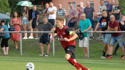 Bild: gb
Ende August beim Testspiel des 1. FC Nürnberg II in Mitterteich war Dennis Lippert sogar Kapitän. Es war sein bislang letzter Auftritt im Club-Trikot.