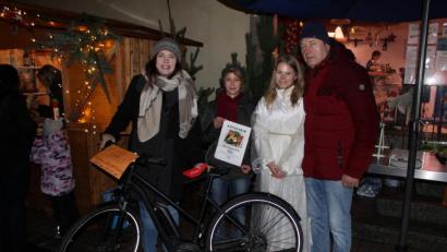 Bild: soj
Gewerbevereinsvorsitzender Eberhard Söllner (v.re.) und das Christkind Chantal Bayer freuten sich mit den Gewinnerinnen der Hauptpreise, Jessica Melzner und Evi Horn über die gewonnenen Preise.