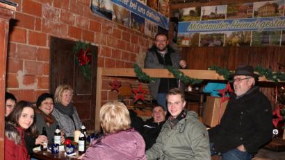 Bild: rpp
Den Gästen gefiel es im gemütlich-warmen Stodl von Hans Walter (hinten) beim JU-Adventszauber in Kastl.