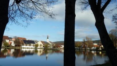 Bild: Portner
Der Stadtrat hat heuer etliche Projekte angestoßen, welche im Haushaltsjahr 2020 eine Kreditaufnahme erfordern werden. Im Hinblick darauf wurden in der Dezember-Sitzung die Hebesätze für Grundsteuer und Gewerbesteuer von 300 auf 310 Prozent angehoben. Rund um den Hahnenweiher stieg Ende Juli das 50. Seefest.