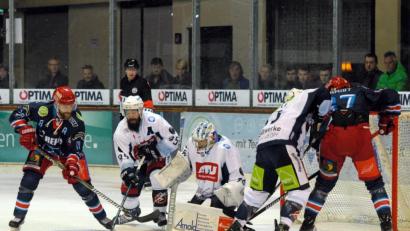 Bild: gb
Derbystimmung in der nördlichen Oberpfalz und in Oberfranken: Am Freitag um 20 Uhr in Weiden und am Sonntag (18 Uhr) in Selb kommt es zum Derby-Doppelpack zwischen den Blue Devils und den Wölfen. In dieser Saison standen sich beide Teams schon zwei Mal gegenüber. In Selb (Szene) verloren die Blue Devils mit 2:3 nach Verlängerung, zu Hause gewannen die Weidener mit 4:2.