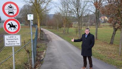 Bild: bö
Da freut sich nicht nur Bürgermeister Peter Braun: Der Radwegausbau von Schmidmühlen bis zur Gemeindegrenze beim Weiler Schwarzmühle ist beschlossene Sache. Die Kosten belaufen sich auf etwa 1,2 Millionen Euro, wofür der Markt eine Förderung von 90 Prozent aus Mitteln des Freistaates bekommt.