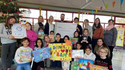 Bild: exb/BAM GmbH
Einige der betreuten Kinder und das Team der Offenen Ganztagsschule an der Weidener Albert-Schweitzer-Schule sowie Rektorin Andrea Fröhler (hinten, Dritte von rechts) dankten BAM-Geschäftsführer Marco Bauer (hinten, Dritter von links) für die Spende. Vom Geld wurden Lernmaterialien für die Nachmittagsbetreuung angeschafft.